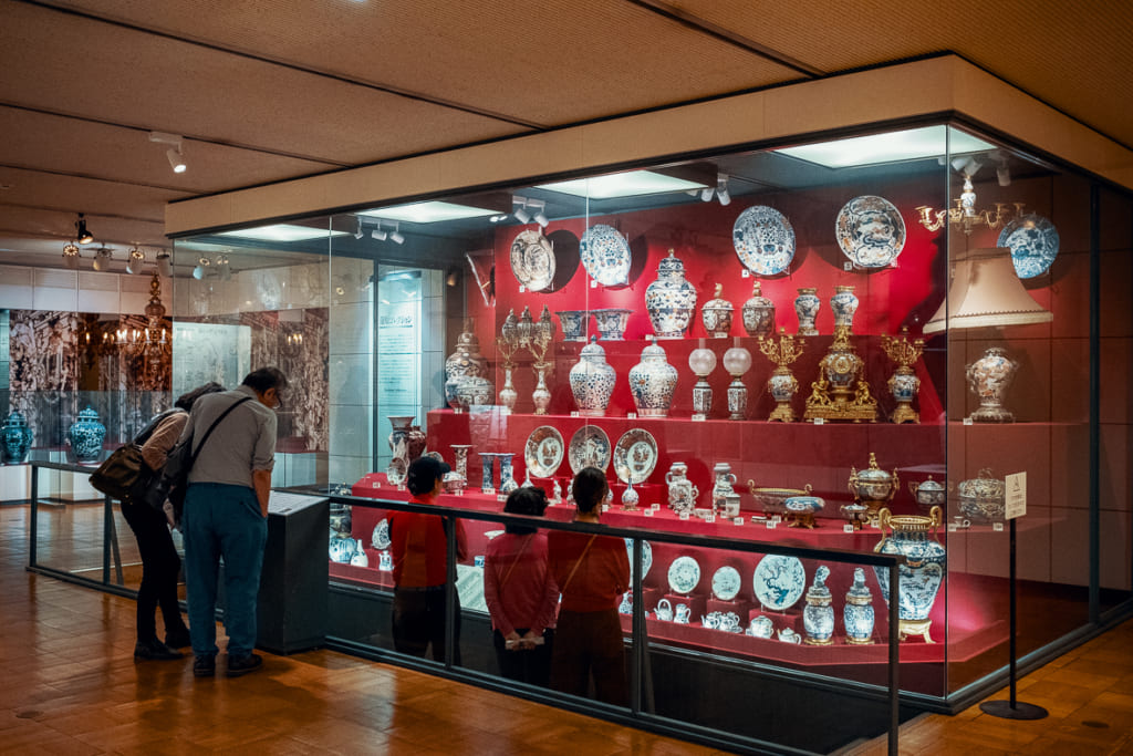 anciennes céramiques produites dans la préfecture de saga exposées au musée de la céramique de kyushu