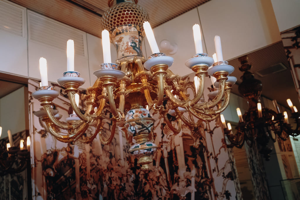 chandelier européen fait à partir de bols et de tasses produits à Saga