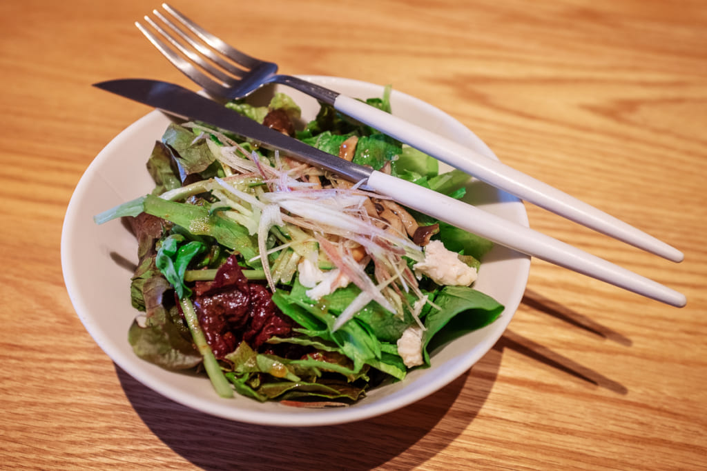 salade servie dans le restaurant arita huis