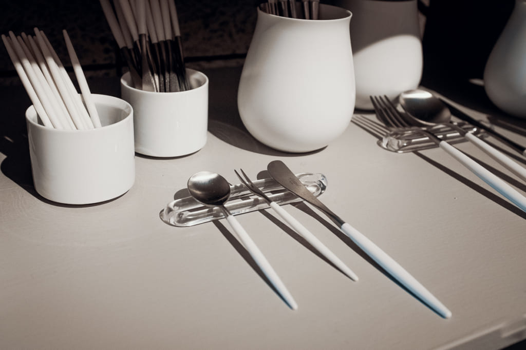 la vaisselle du restaurant arita huis exclusivement composée de céramique produite à saga