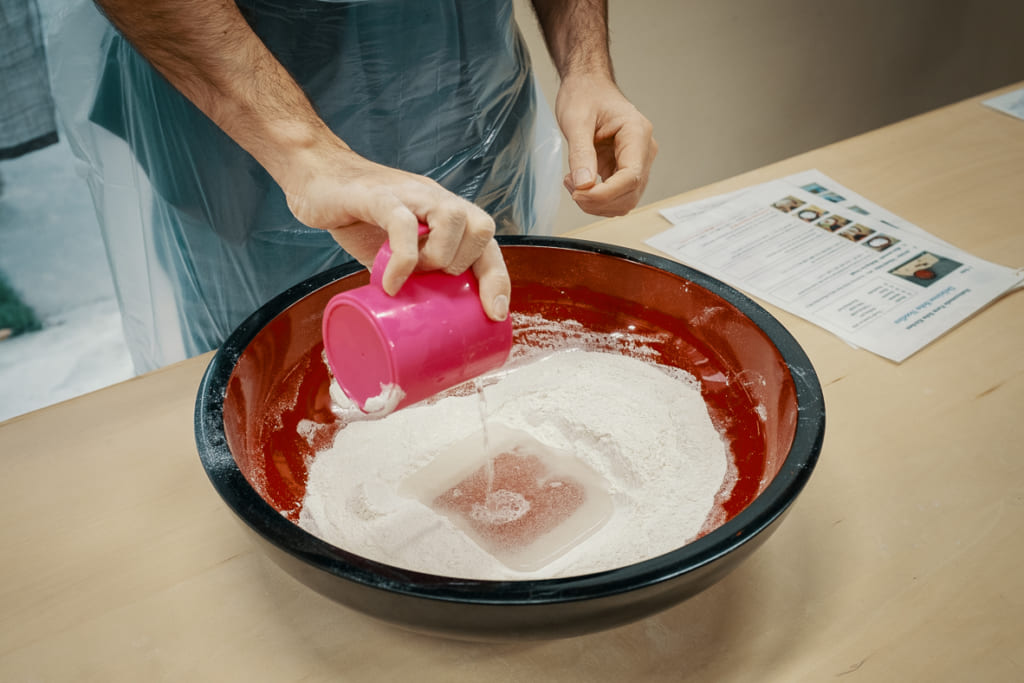 de l'eau est ajoutée à la farine