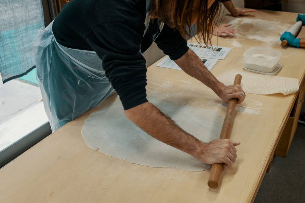 il faut étaler encore et encore la pate pour faire les nouilles soba de la préfecture de saga