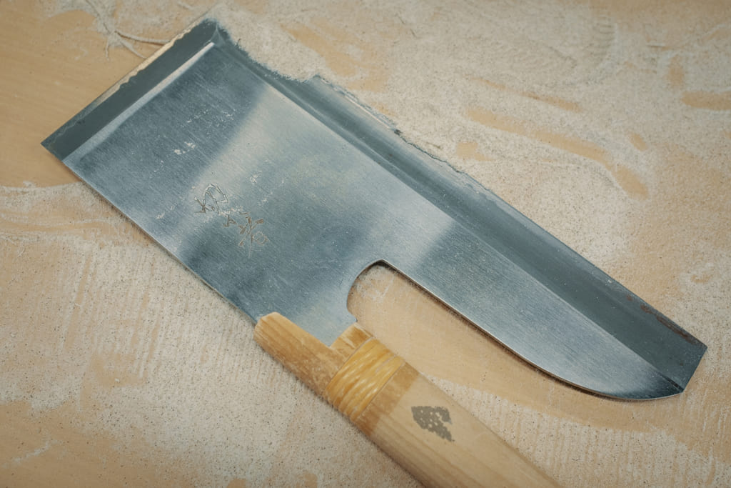 couteau utilisé pour couper les nouilles soba