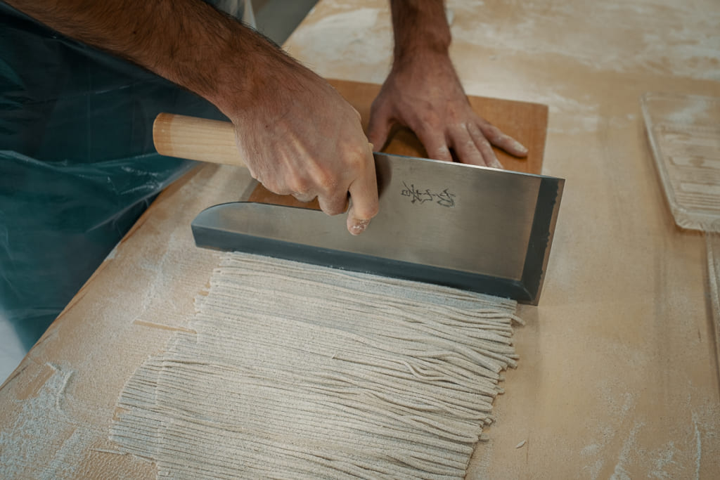la coupe des soba s'effectue au couteau