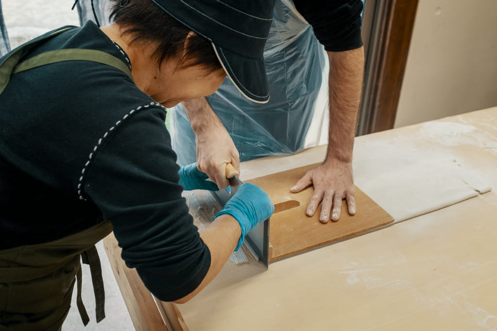 personnel du nishiyamada dans la préfecture de saga entrain de m'aider à couper mes soba