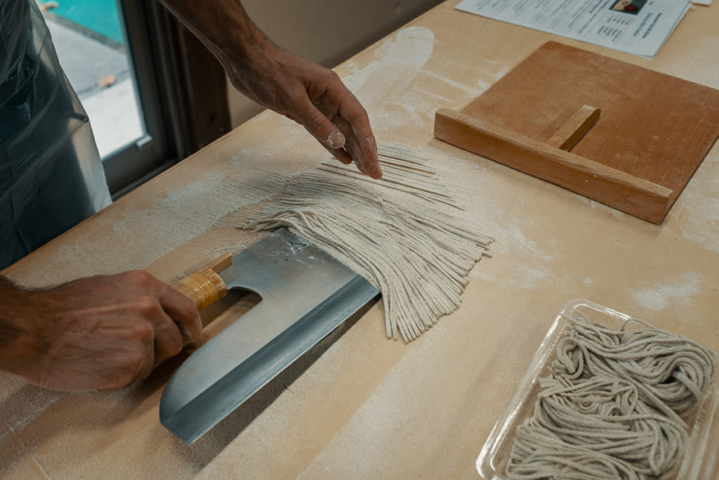 on utilise le couteau pour rammasser les soba de saga une fois coupés
