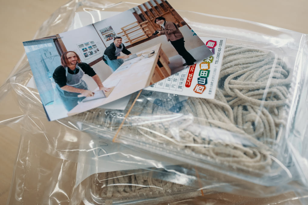 sobas emballés surmontés d'une photo souvenir