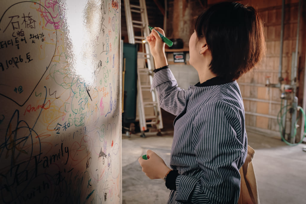 il est possible d'écrire un message au feutre sur les cuves de la brasserie minematsu shuzo