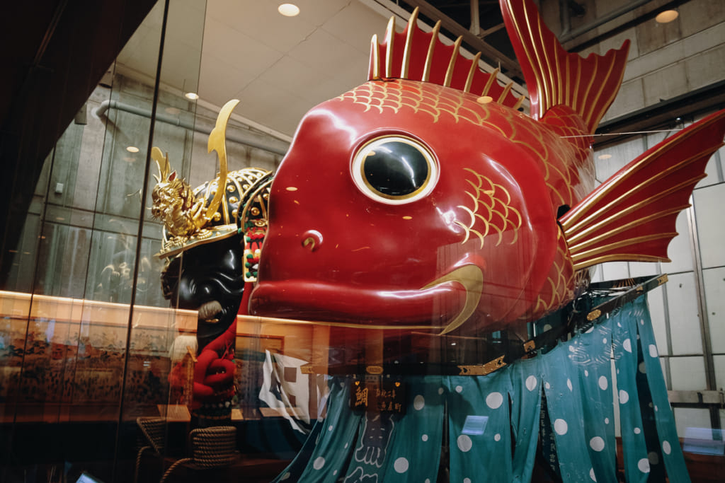 très beau char en forme de poisson rouge