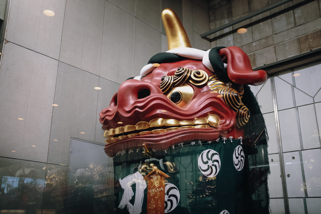 un des chars exposés au hall d'exposition d'hikiyama à karatsu