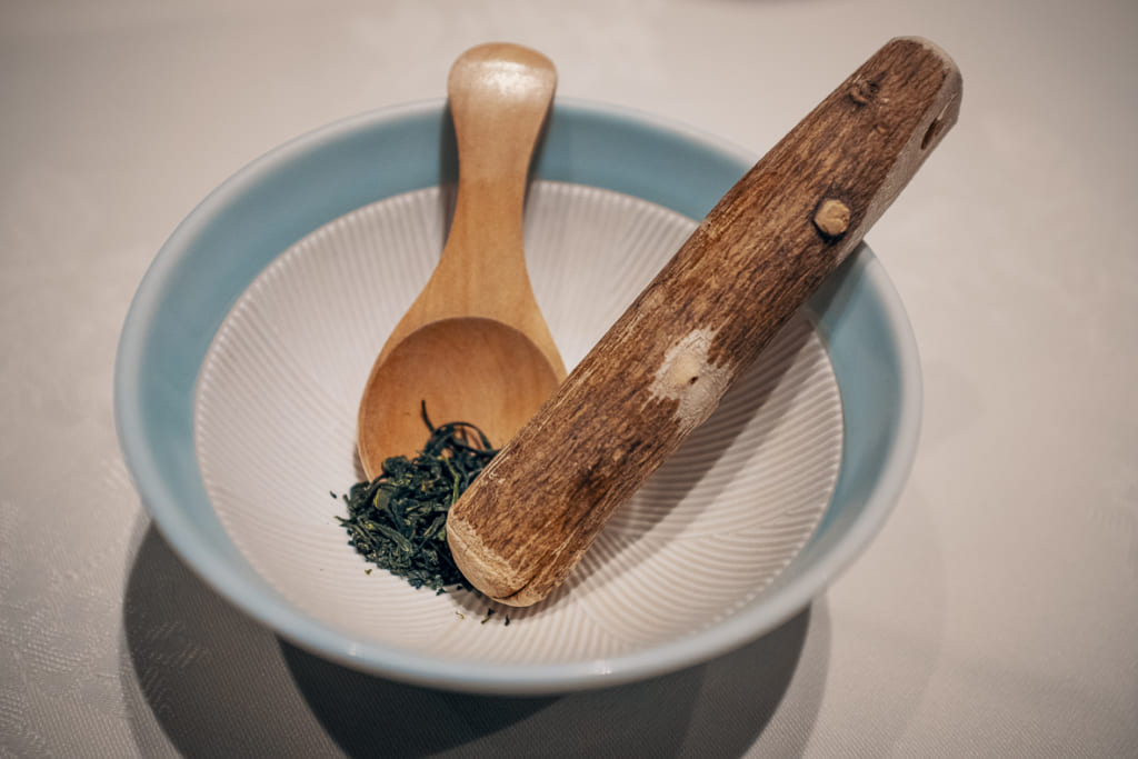 thé séché à écraser pour accompagner les plats du dîner du warakuen