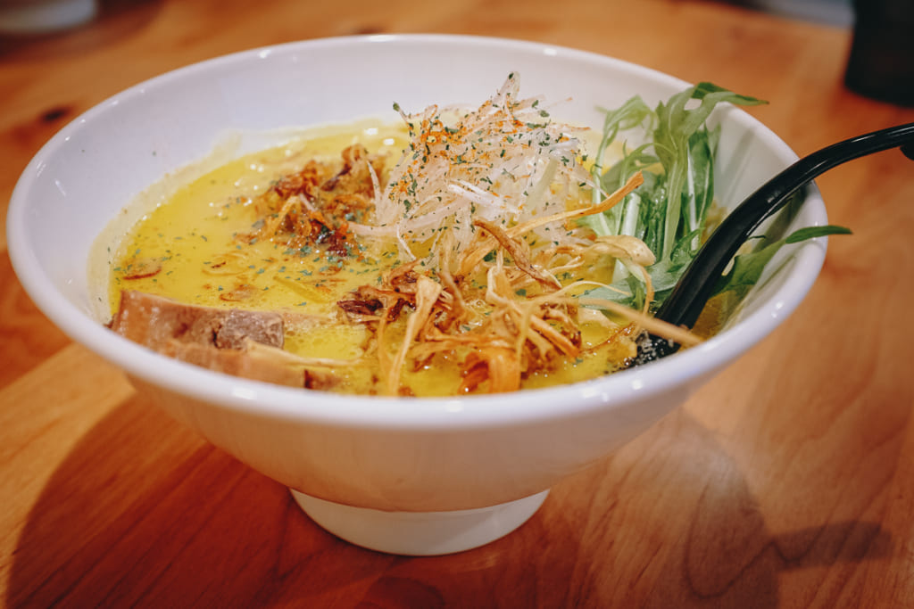 Les bols de ramen sont harmonieusement arrangés