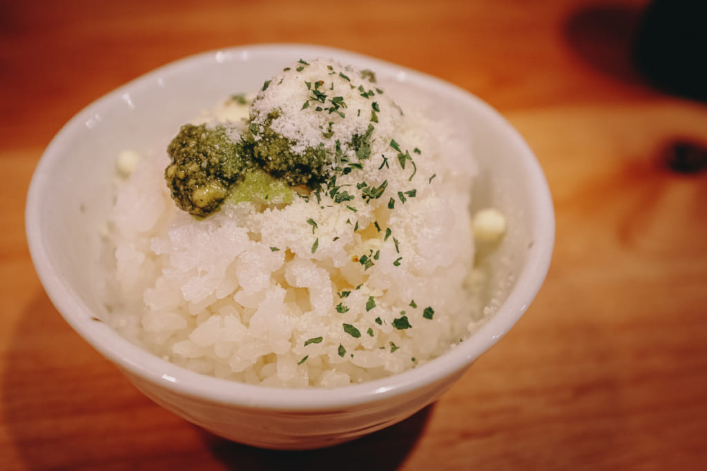 Bol de riz en supplément à ajouter au bouillon une fois les nouilles terminées