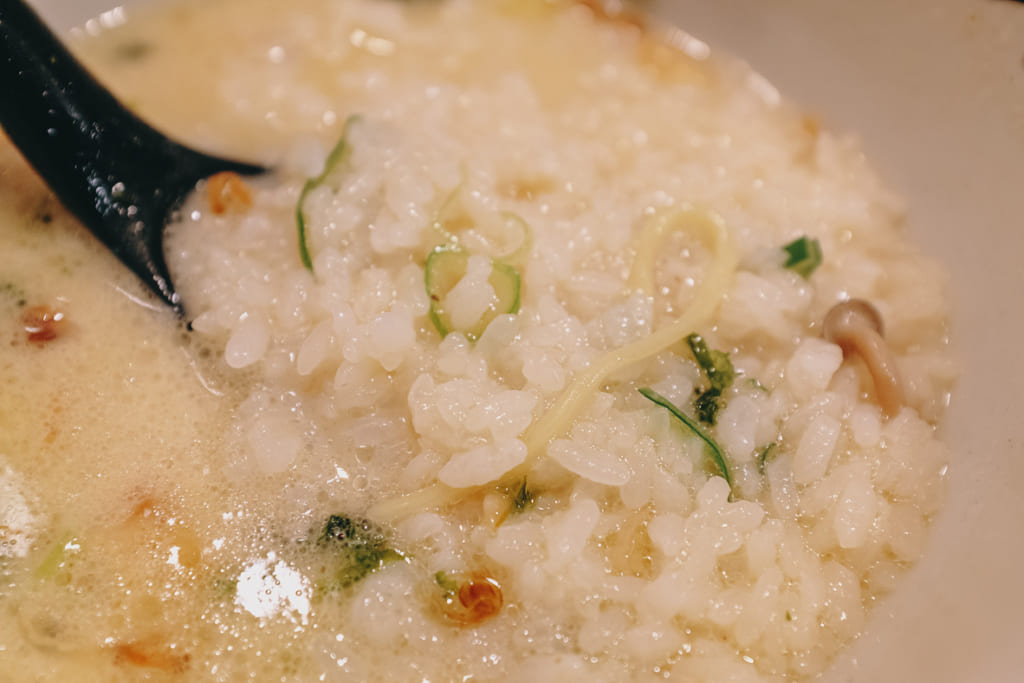 Le riz mélangé au bouillon des ramen qui devient une sorte de porridge