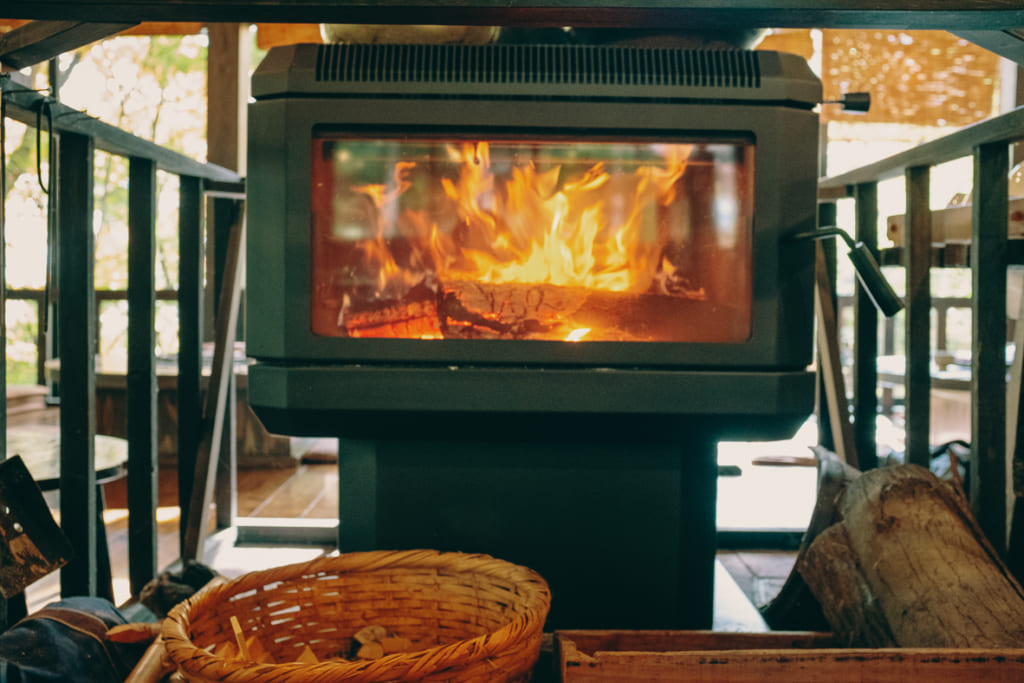 Un poêle chauffant la salle à manger du restaurant Yamanotera Yukyo à Nagasaki