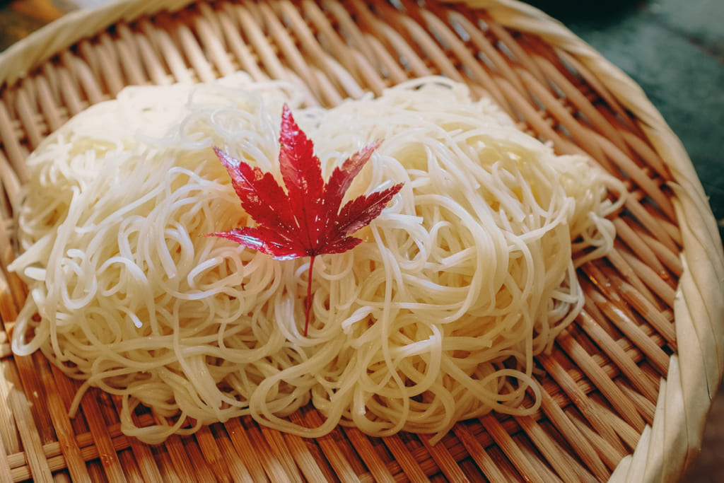 somen surmontés d'une feuille de momiji