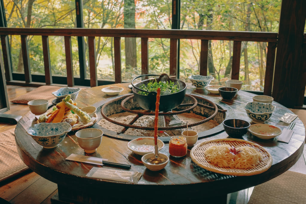 Notre table bien fournie lors de notre déjeuner au Yamanotera Yukyo dans la préfecture de Nagasaki