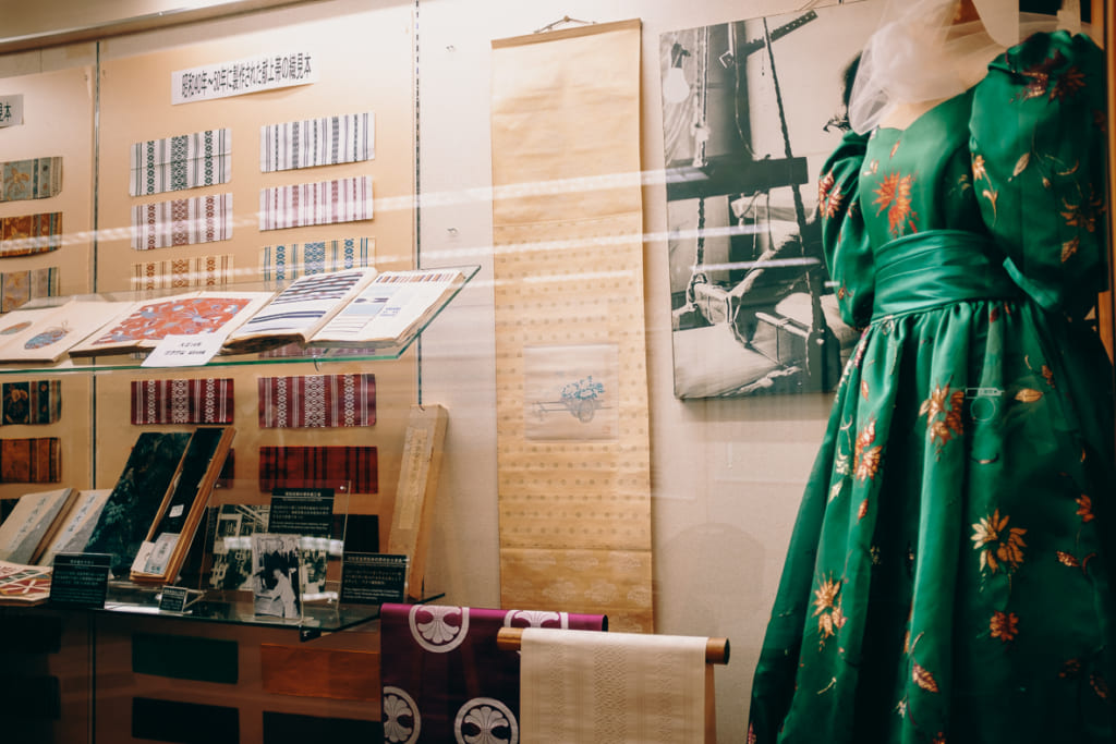 vitrine exposant les objets prestigieux sortis des ateliers de Hakatori Sanui à Fukuoka