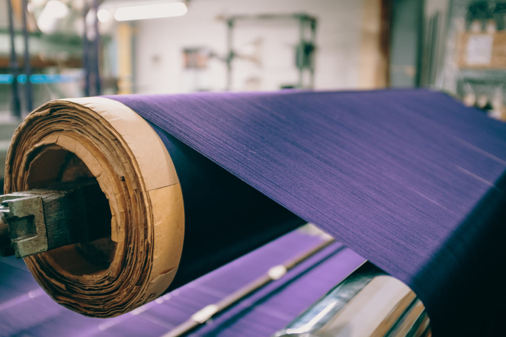 Les nombreux fils arrangés avec soin dans les bobines de l'usine textile de Fukuoka