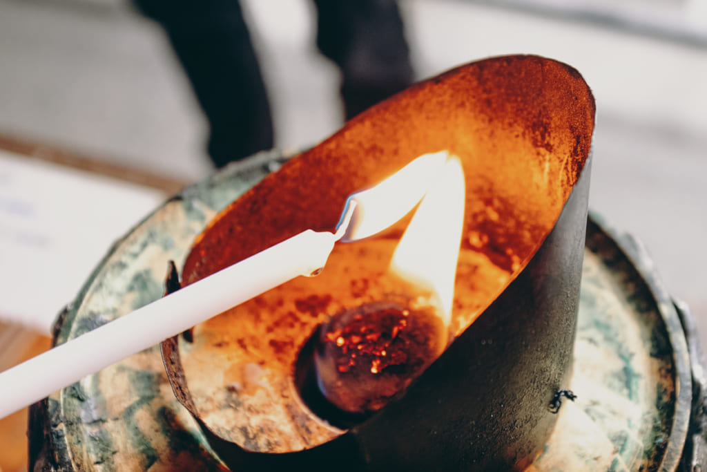 Bougie à allumer face au plus grand bouddha en bois du Japon qui se trouve au temple Tochoji à Fukuoka