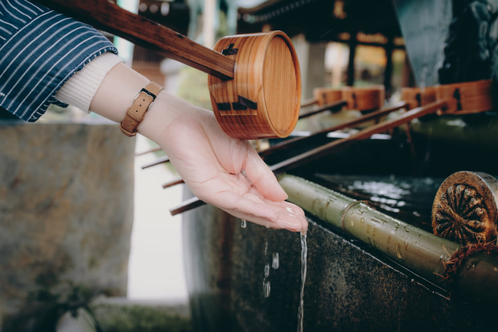 se laver les mains devant le sanctuaire, tradition shintoiste