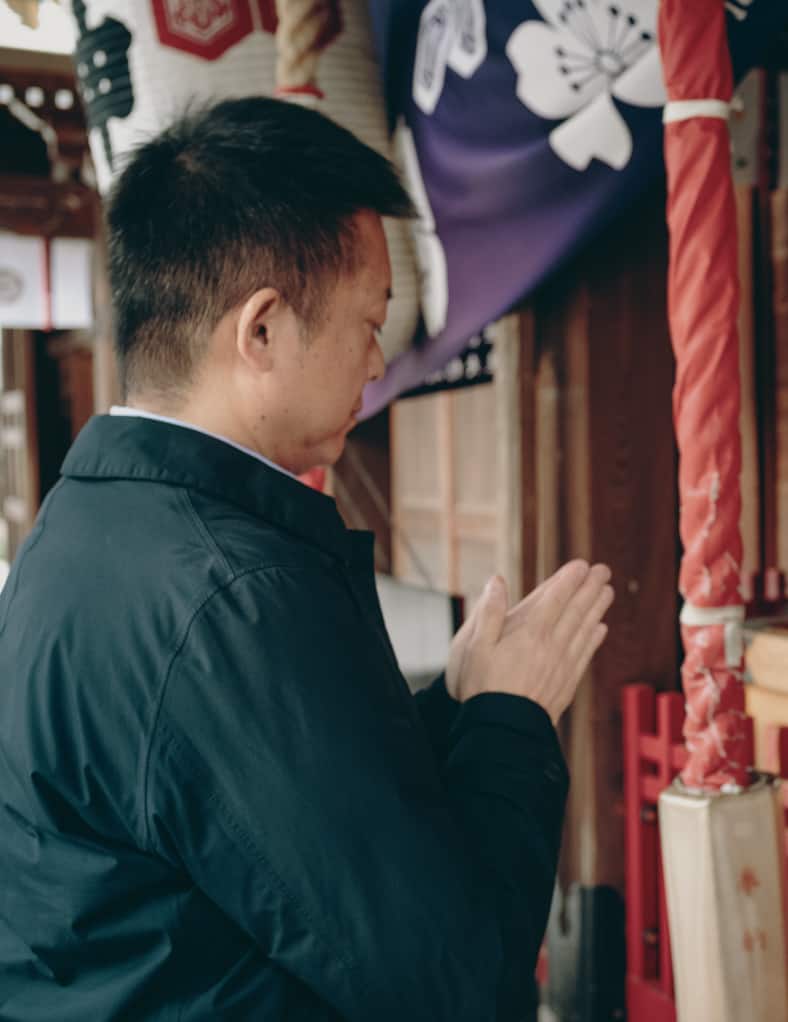 japonais priant devant le sanctuaire Kushida, plus vieux sanctuaire de Fukuoka