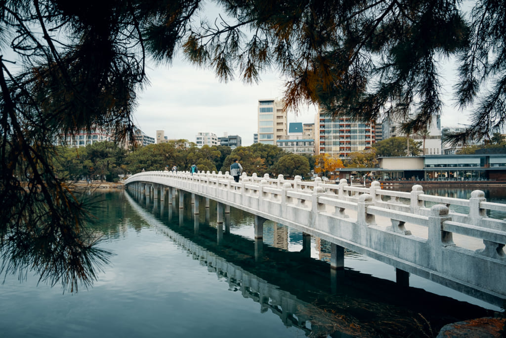 Pont permettant de traverser le lac du parc Ohori