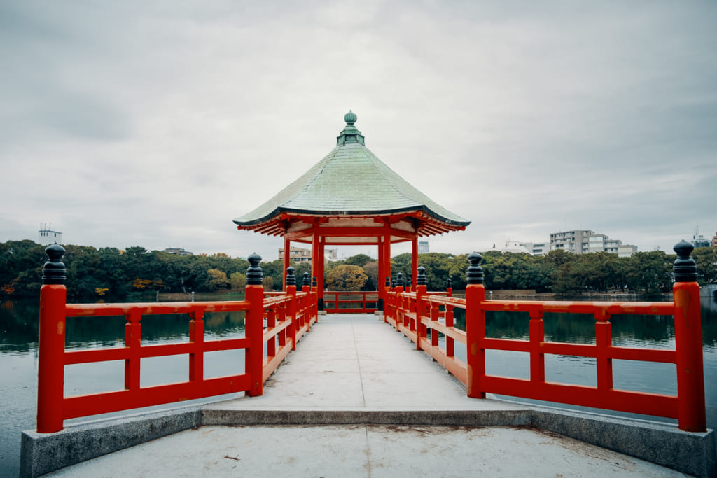 ponton sur la lac du parc Ohori dans la ville de Fukuoka