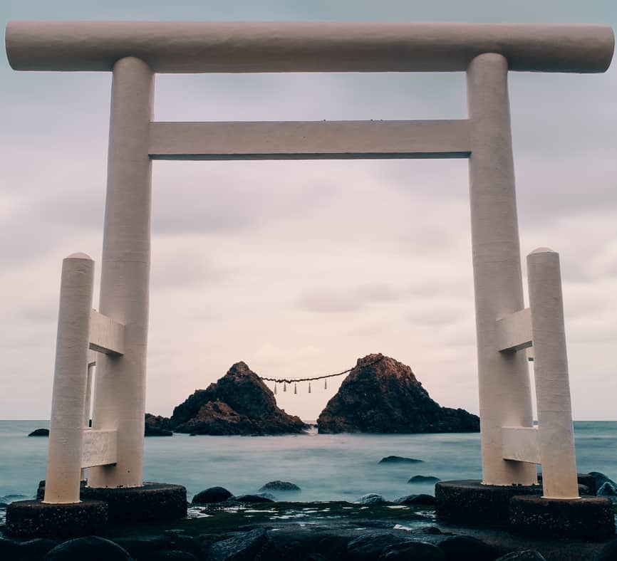 les rochers sacrés meoto iwa encadrés par un torii dans la baie de Sakurai Futamigaura