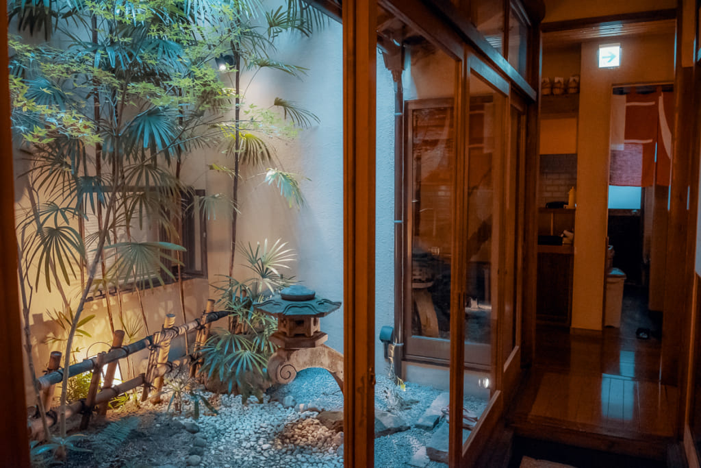 cour intérieure zen du ryokan nishi-tei