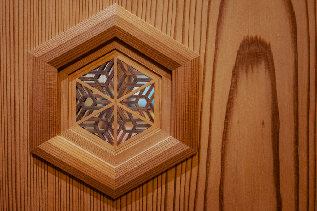 décoration en bois dans les couloirs du ryokan nishi-tei