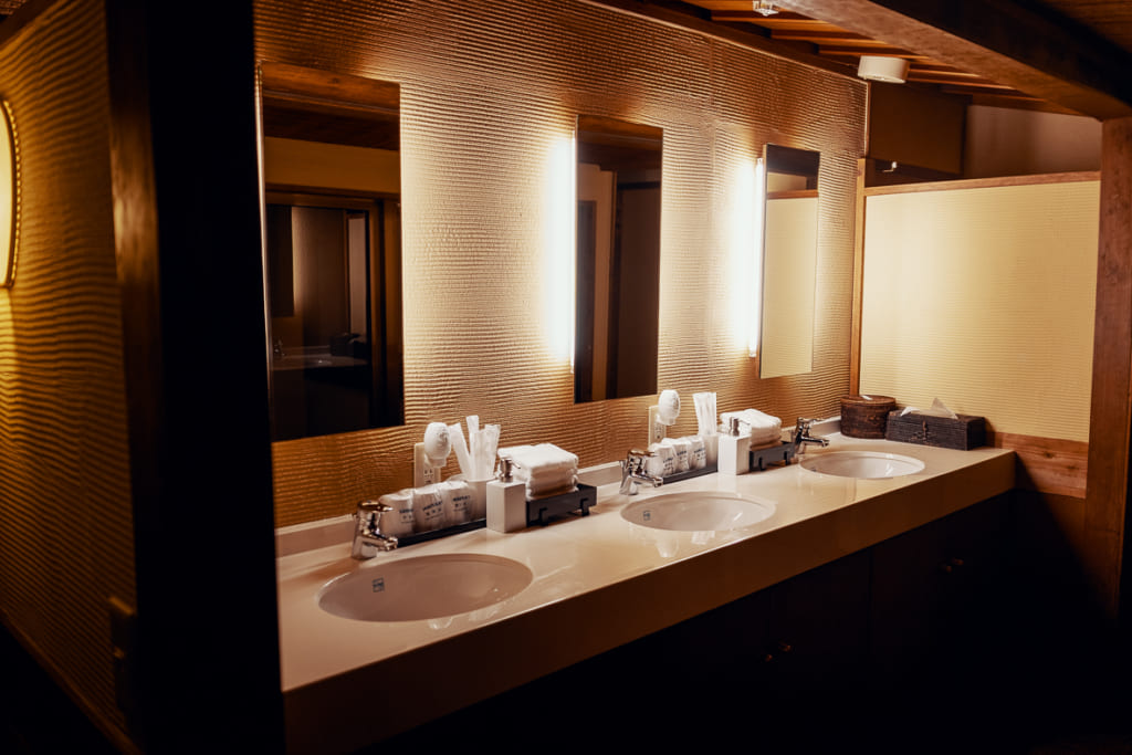 lavabos du ryokan nishi-tei, au centre de fukuoka