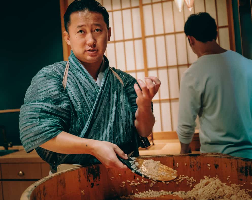 Le chef de sushi kenji gyoten dans son restaurant à fukuoka
