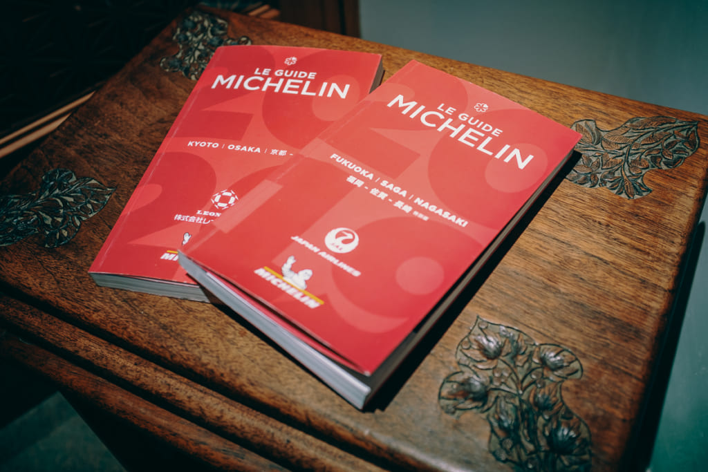 guide michelin posé à l'entrée du restaurant gyoten à Fukuoka