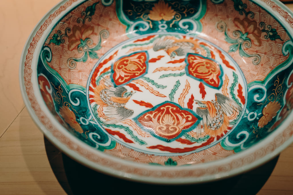 plat en céramique de plus de 700 ans utilisé par kenji gyoten dans son restaurant de sushi à Fukuoka