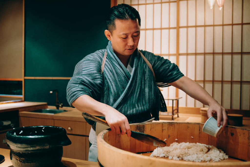 Kenji Gyoten entrain de préparer le riz pour faire ses sushis dans son restaurant de fukuoka