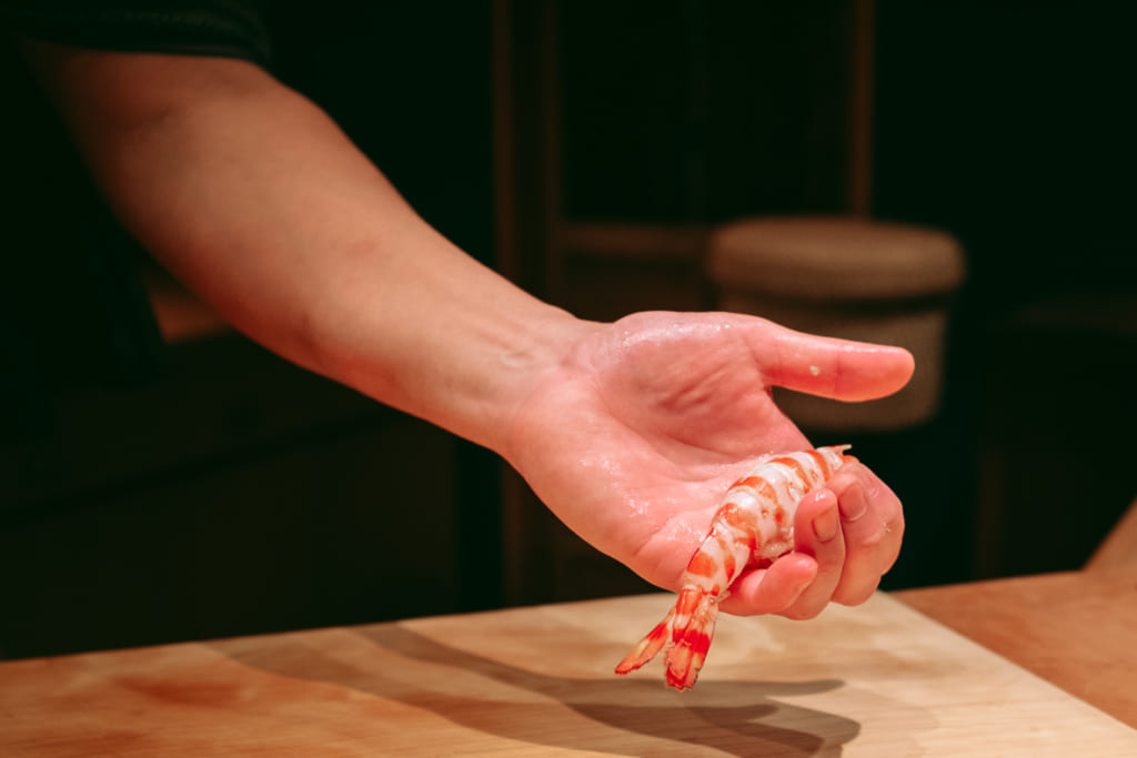 La crevette tout juste cuite par Kenji Gyoten dans son restaurant de Fukuoka