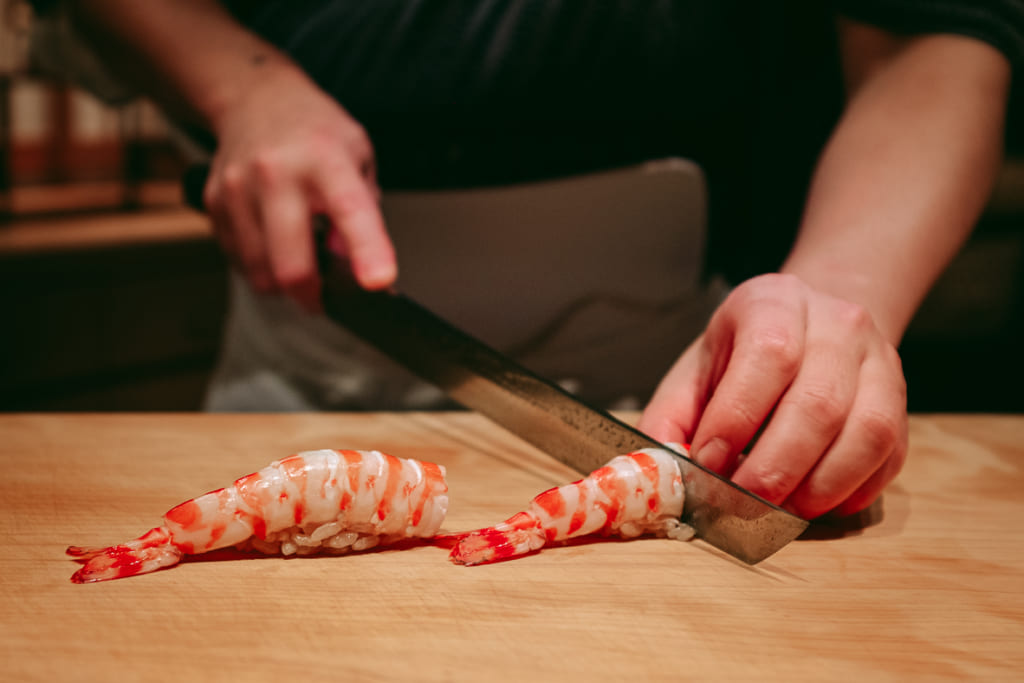 Préparation de sushi à la crevette au Gyoten à Fukuoka
