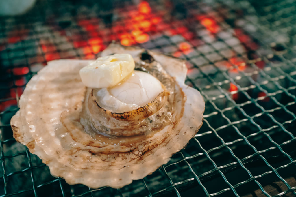 Coquille Saint-Jaques entrain de cuire au restaurant Karatomari Ebisu