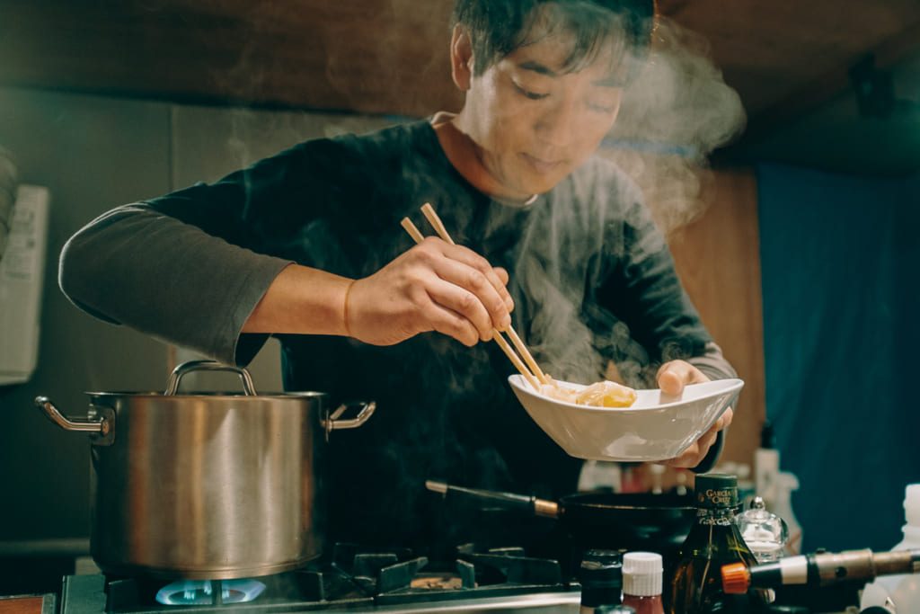 Le cuisinier du yatai de Fukuoka entrain de cuisiner