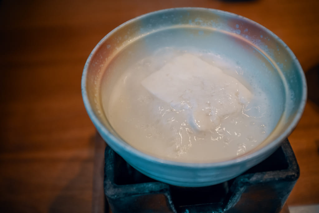 tofu cuit sous nous yeux durant le petit déjeuner du ryokan warakuen