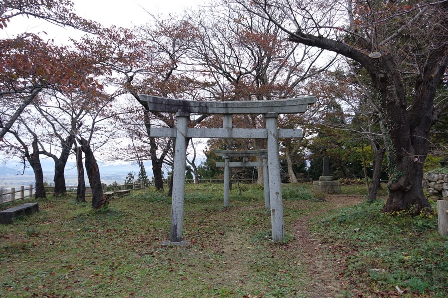 Au sommet des ruines du château de Murakami
