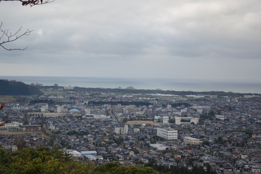 La ville de Murakami et la mer du Japon vus depuis les hauteurs du château de Murakami