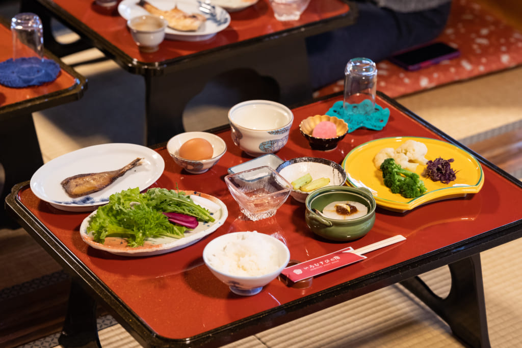 le petit-déjeuner japonais de l'auberge Iromusubi