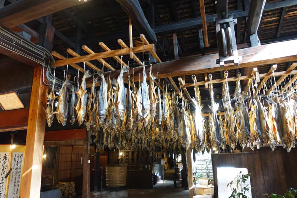 Saumons suspendus entrain de sécher à Kikkawa, Murakami