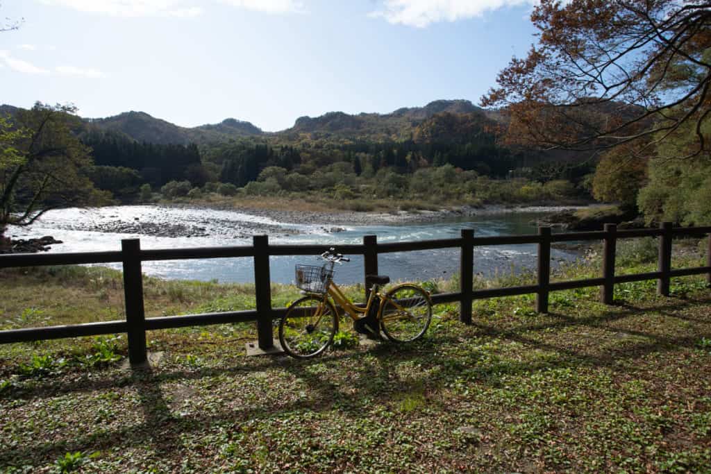 Vélo près de la rivière Arakawa à Sekikawa