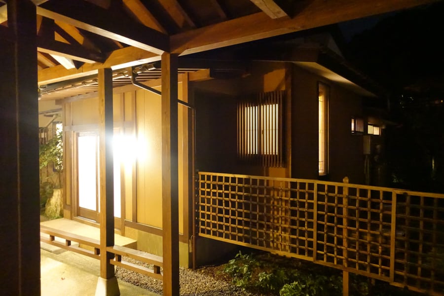 L'extérieur des bâtiments du Takanosu Onsen