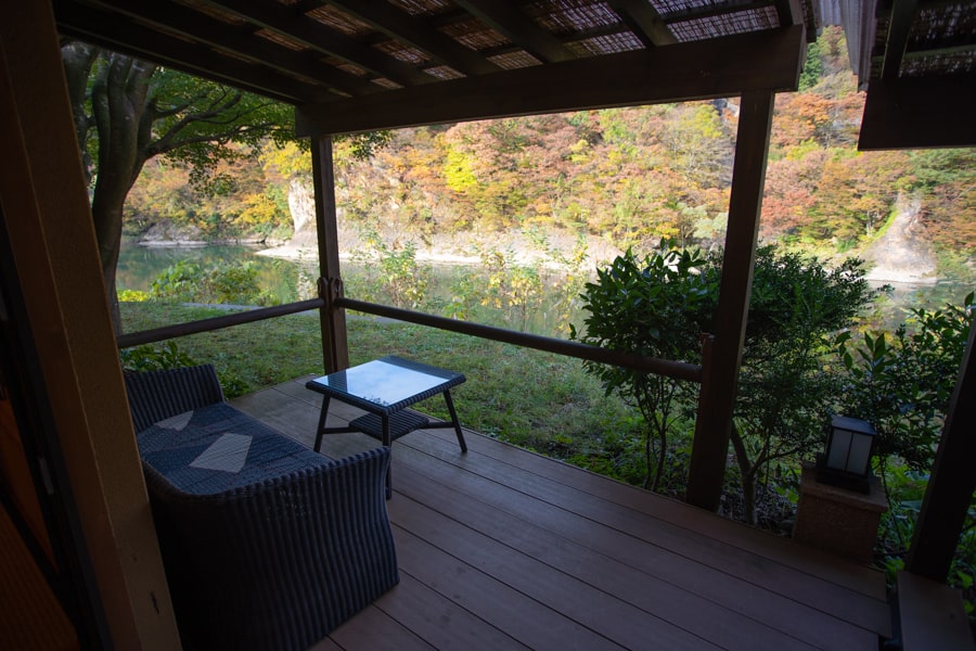 La terrasse de ma chambre au Takanosu Onsen