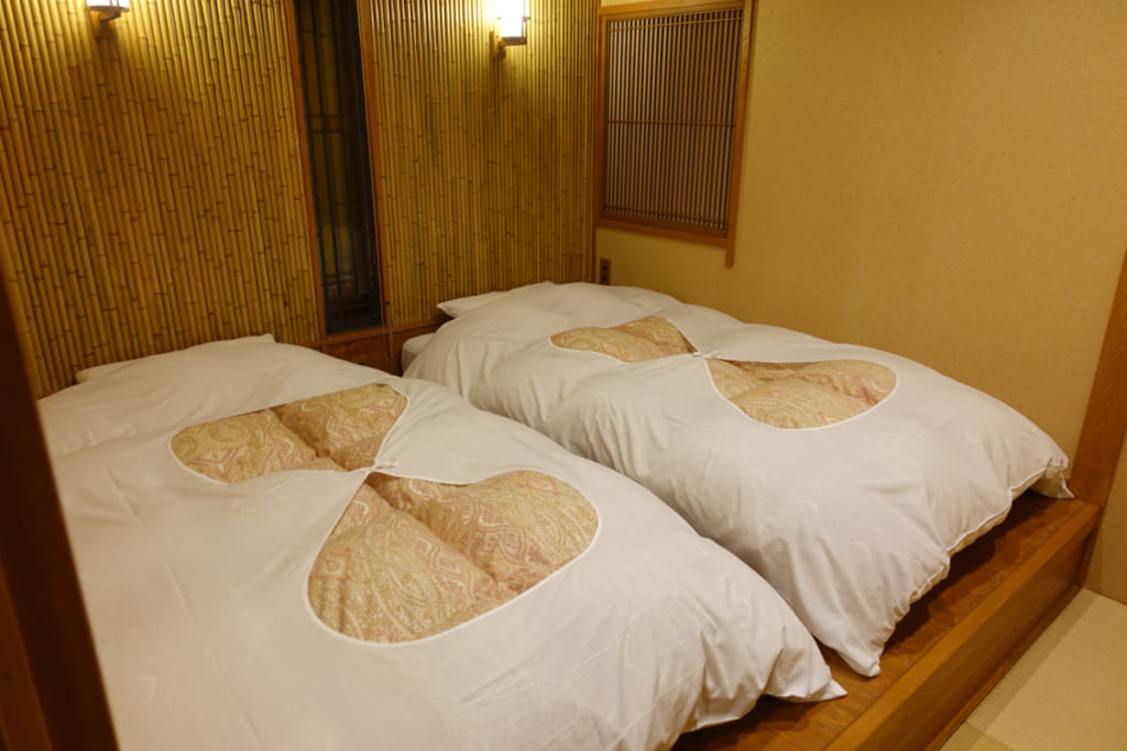 Futons surélevés du Kikuya à Takanosu Onsen