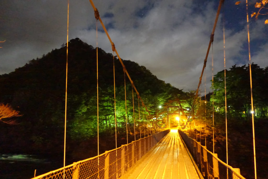 Le pont éclairé qui mène à Takanosu Onsen